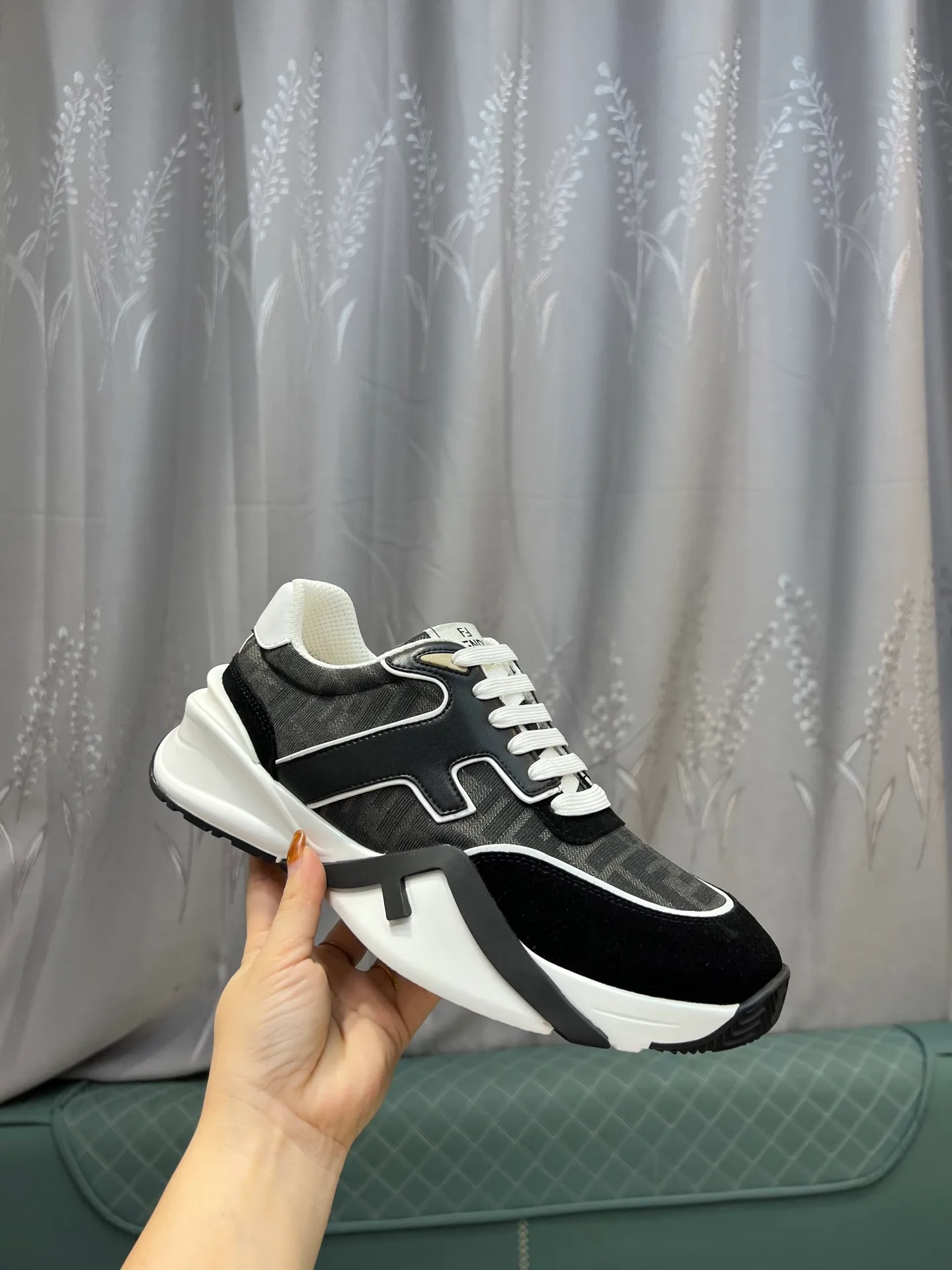 Men's shoes 💰580 FENDI men's fashion casual shoes 👟Hot sale🔥Official website 1:1 replica ⬆️Original quality - Original leather - Original breathable mesh lining Original outsole 1:1 replica, code number 38-44 (45-46 customized)